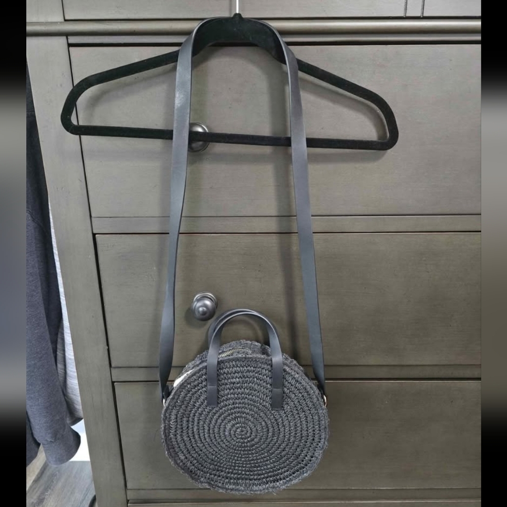 Black Woven Raffia / Straw Circle Crossbody Bag (10" Dia)